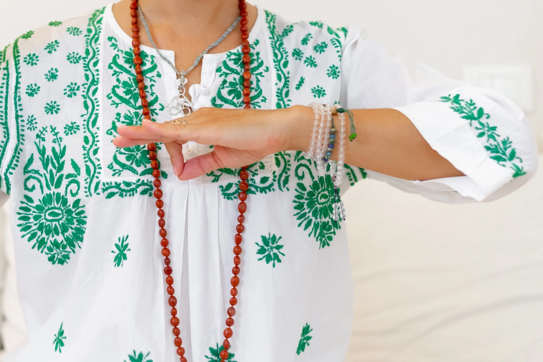 dettaglio mano in posizione yoga