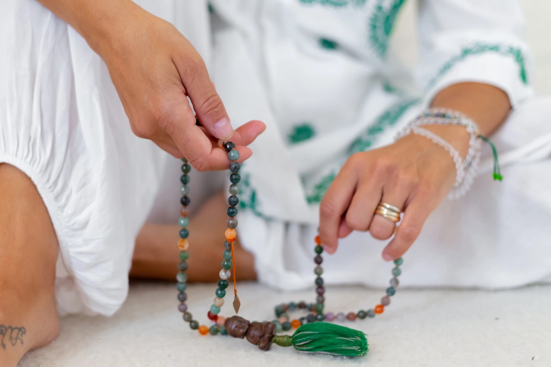 dettaglio mano in posizione yoga